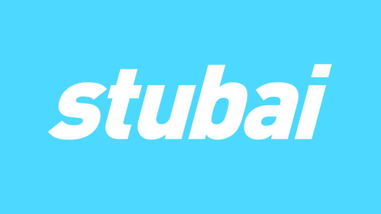 Weißer Text Stubai auf hellblauem Hintergrund